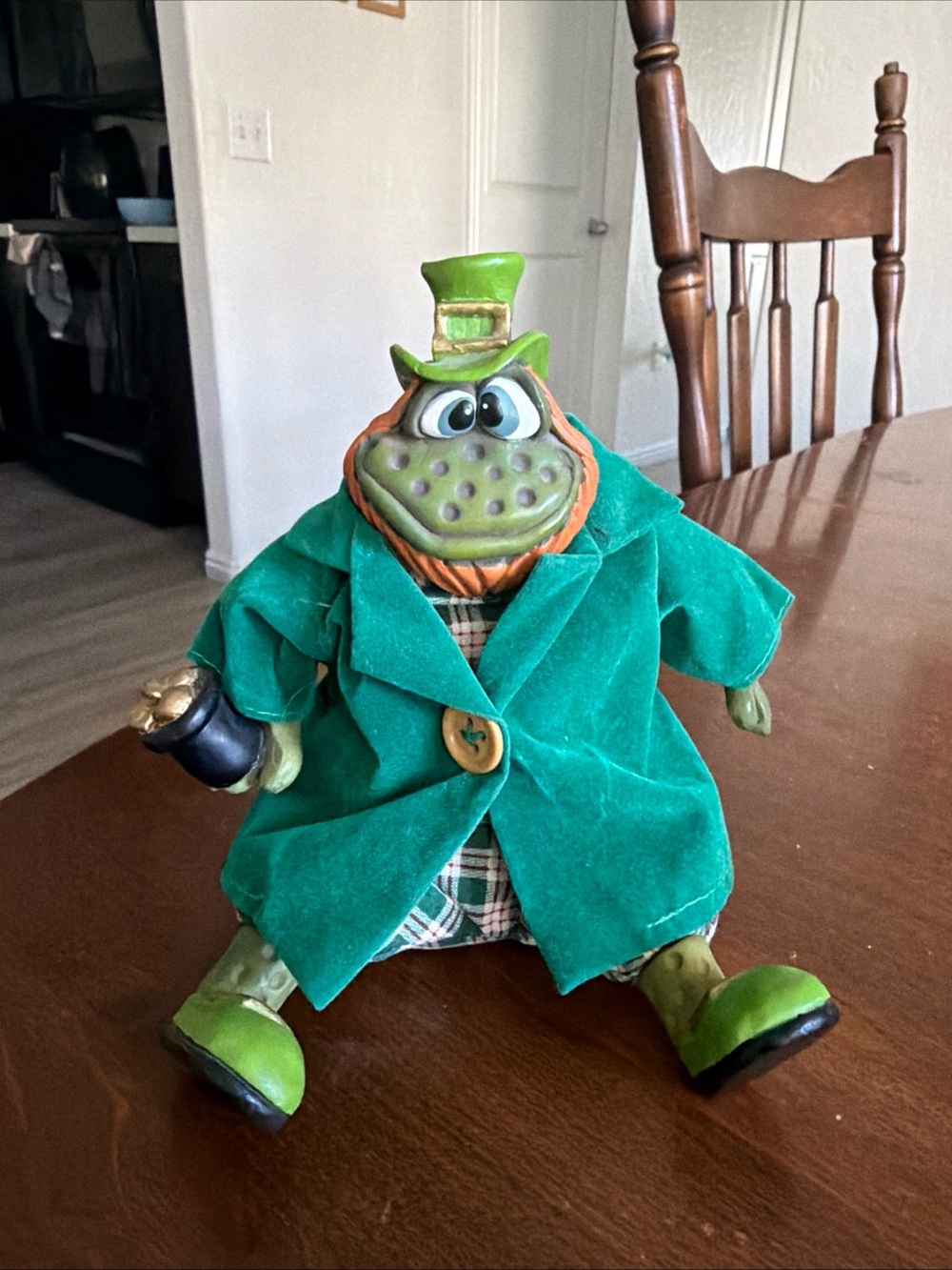 Vintage! Russ Berrie The Country Folks Leprechaun Frog with a Pot Of Gold